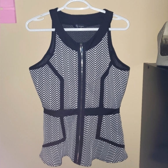 FLATTERING Geometric Zippered Peplum Top - Picture 2 of 2